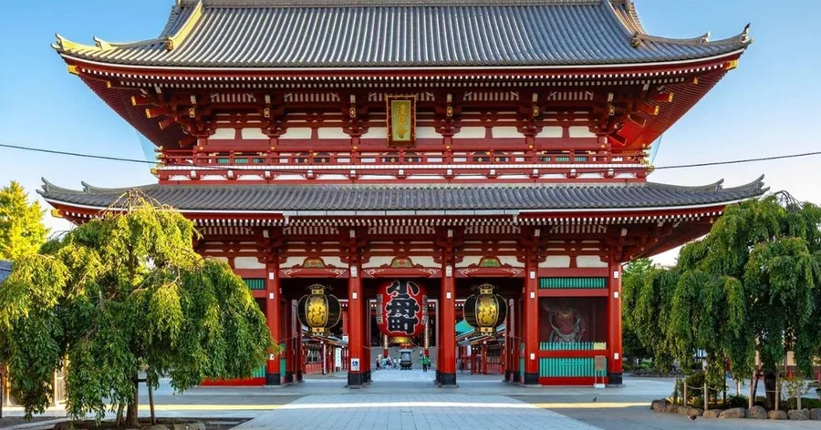 晴れた空の下、浅草・浅草寺の赤い二層の宝蔵門